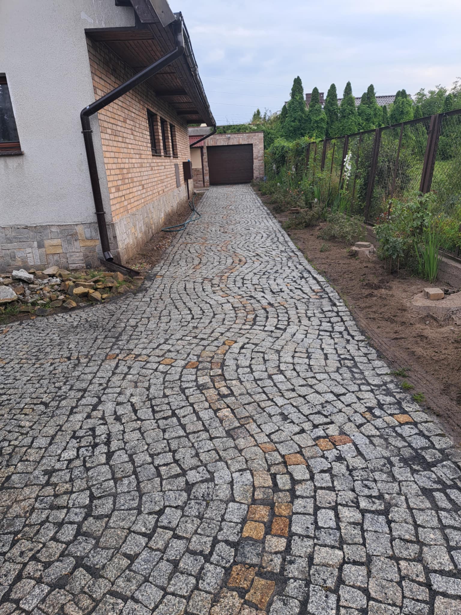 Kostka brukowa przed czyszczeniem