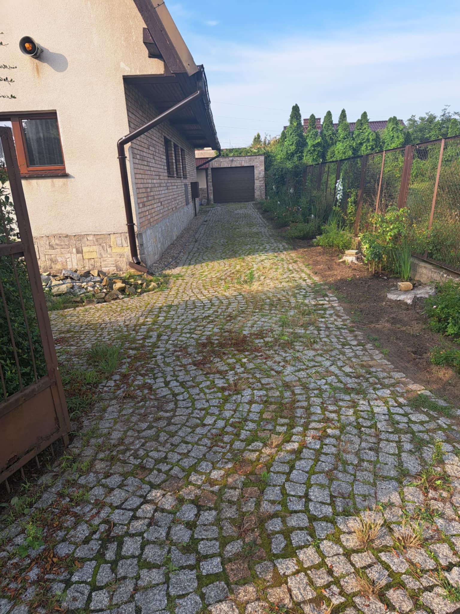 Kostka brukowa przed czyszczeniem